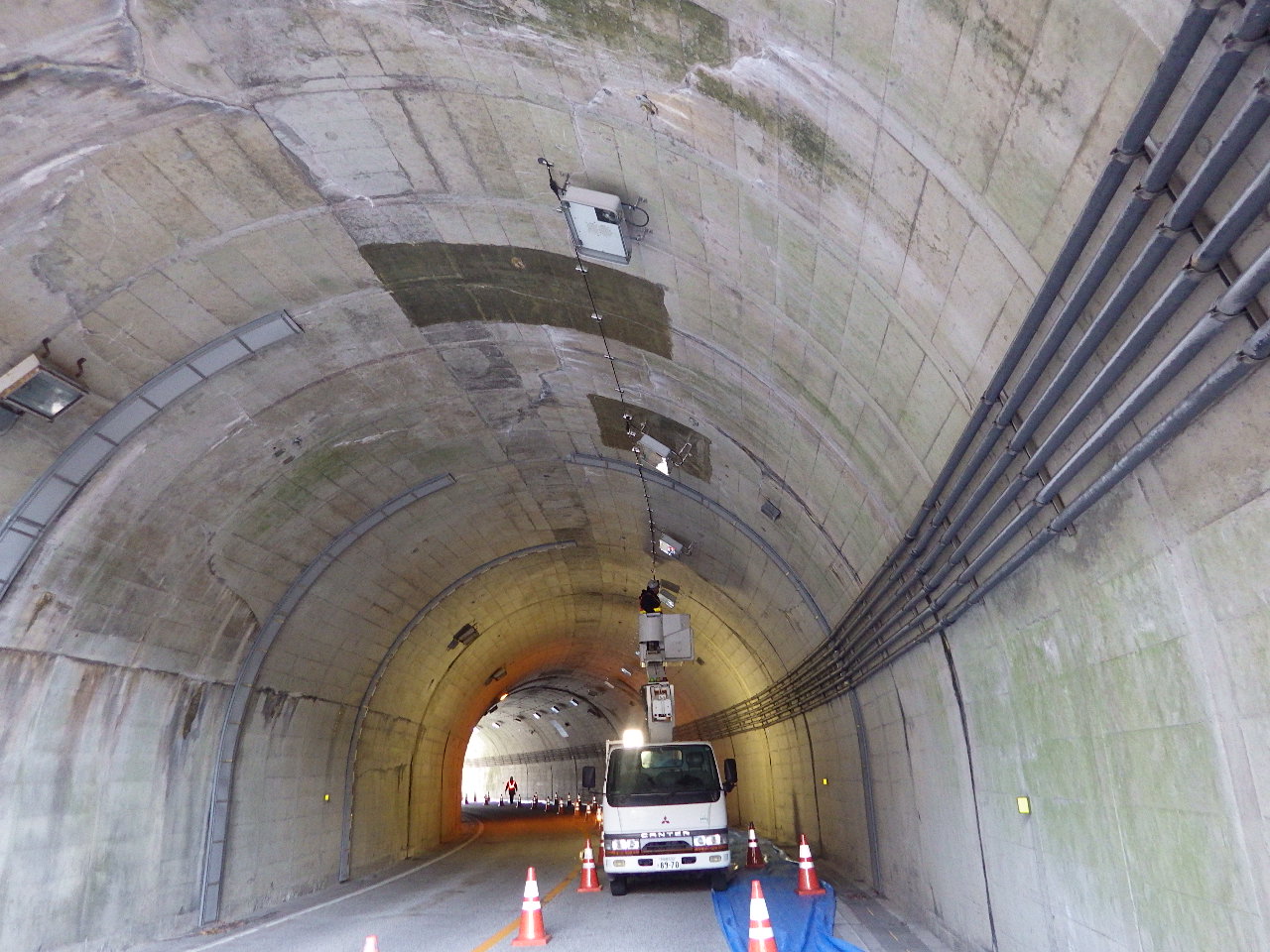 トンネル照明補修工事　121号その1（道保防災）施工写真