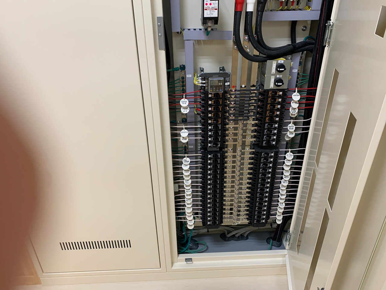 ﾃｸﾉﾎﾟﾘｽｾﾝﾀｰ地区新設小学校屋内運動場その他新築電気設備工事施工写真
