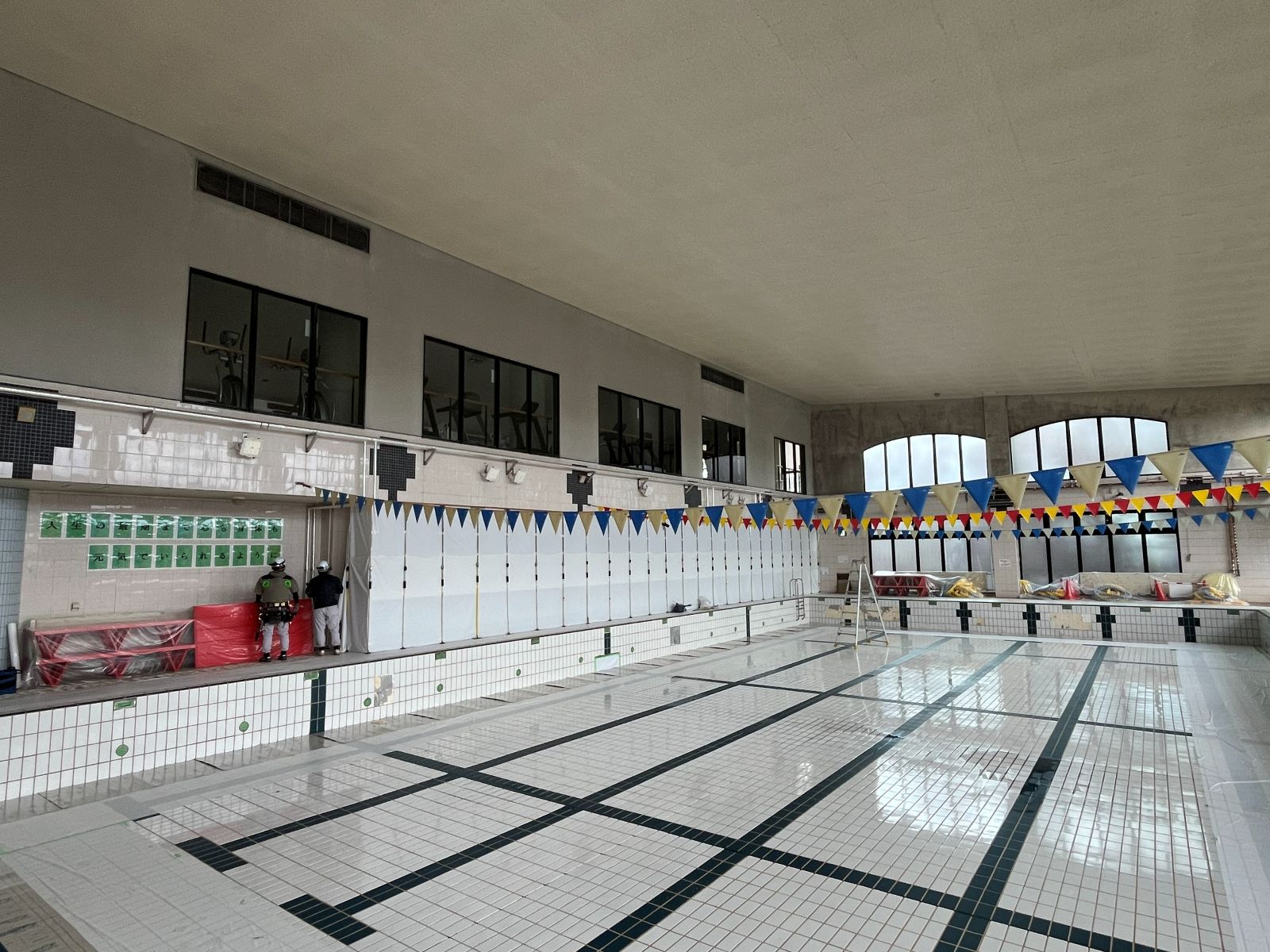 某スポーツクラブプール内ＬＥＤ照明器具更新工事施工写真