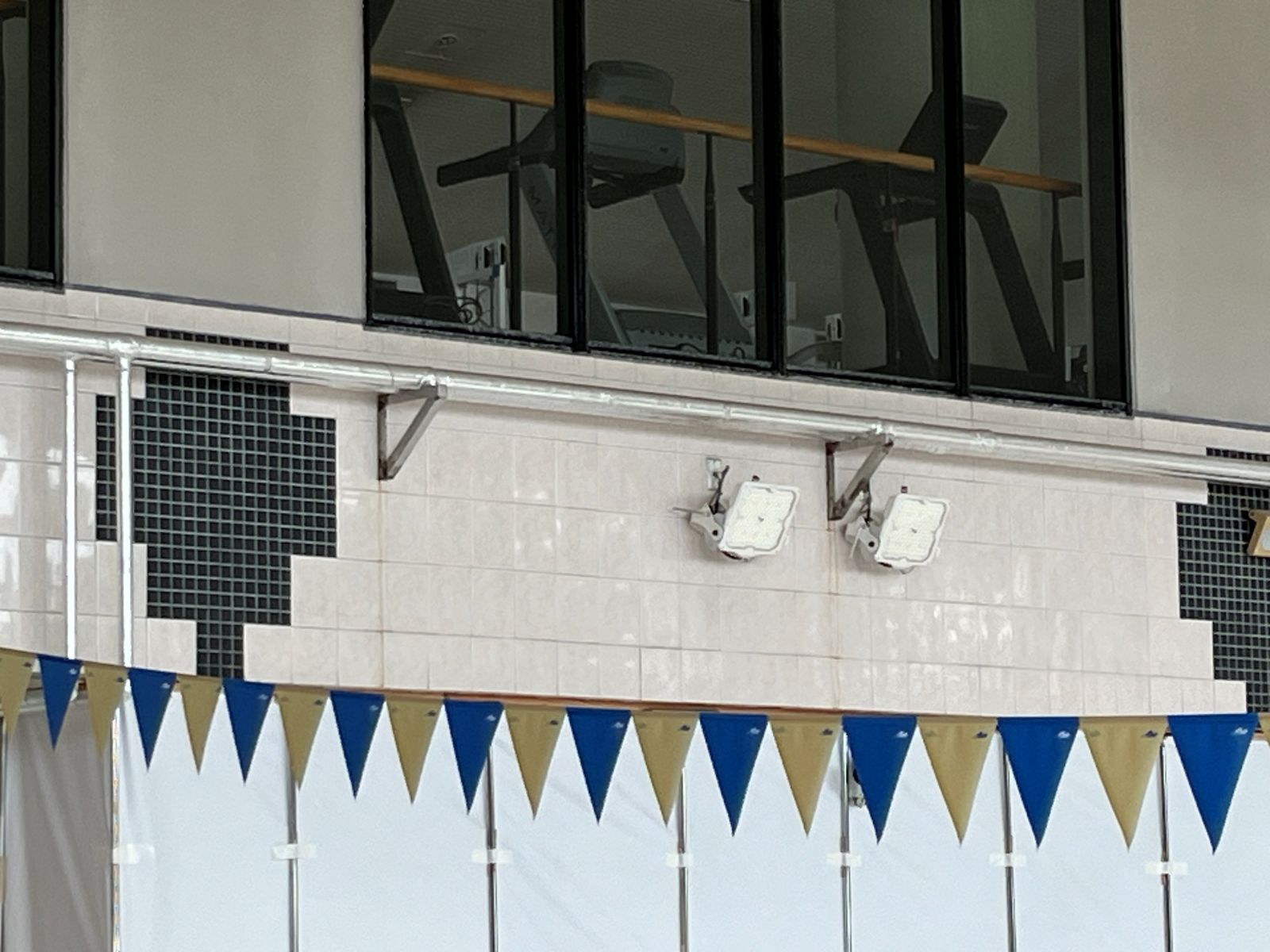 某スポーツクラブプール内ＬＥＤ照明器具更新工事施工写真