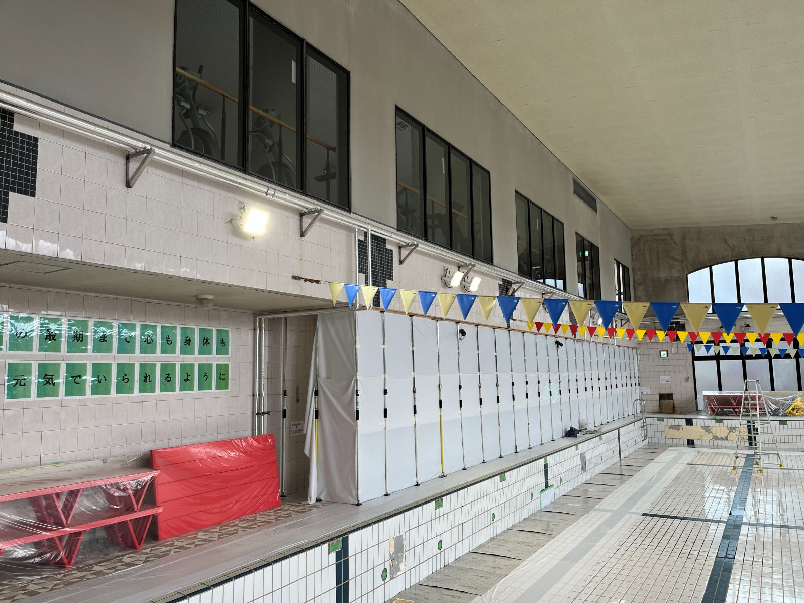 某スポーツクラブプール内ＬＥＤ照明器具更新工事施工写真