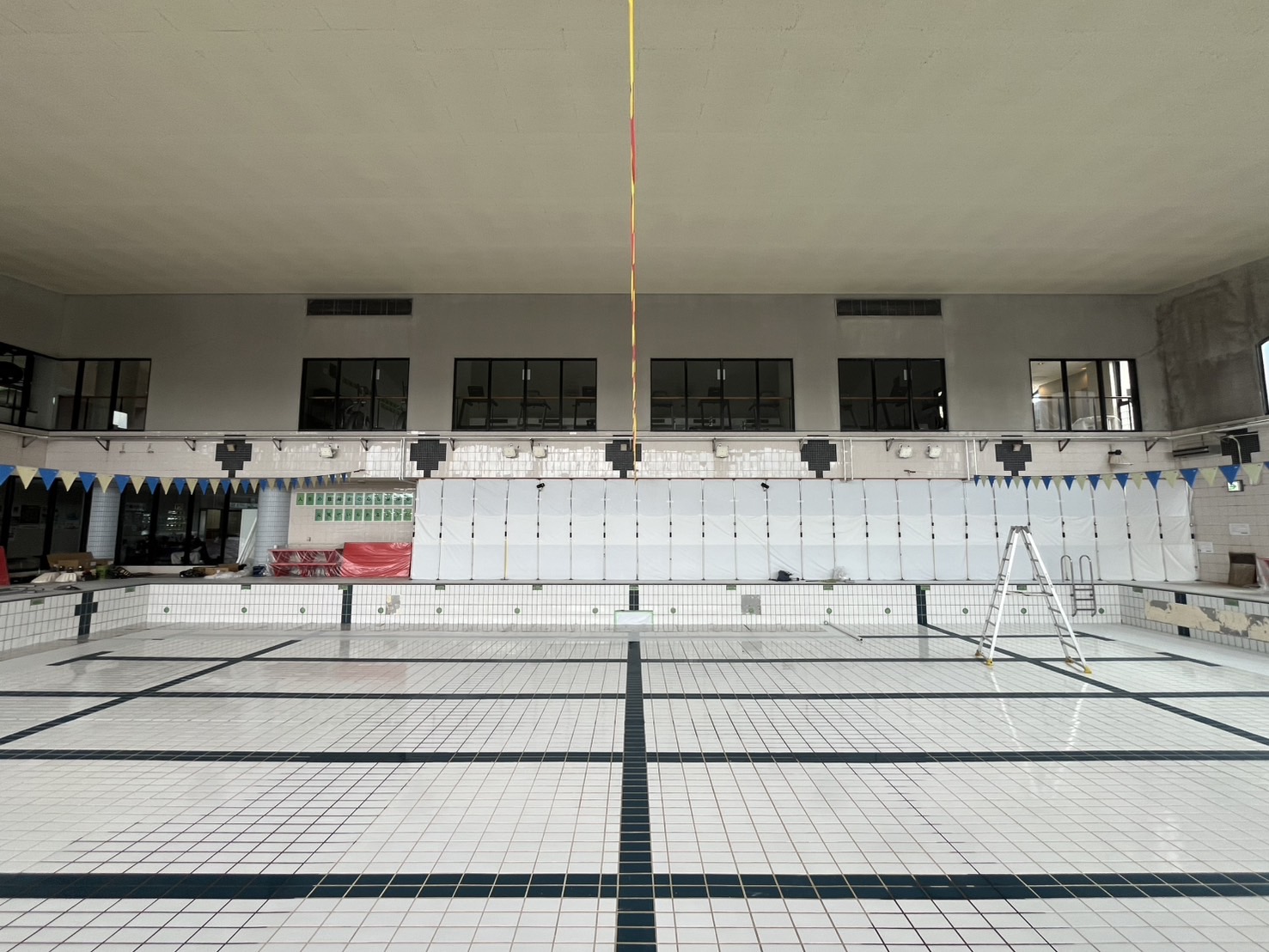 某スポーツクラブプール内ＬＥＤ照明器具更新工事施工写真
