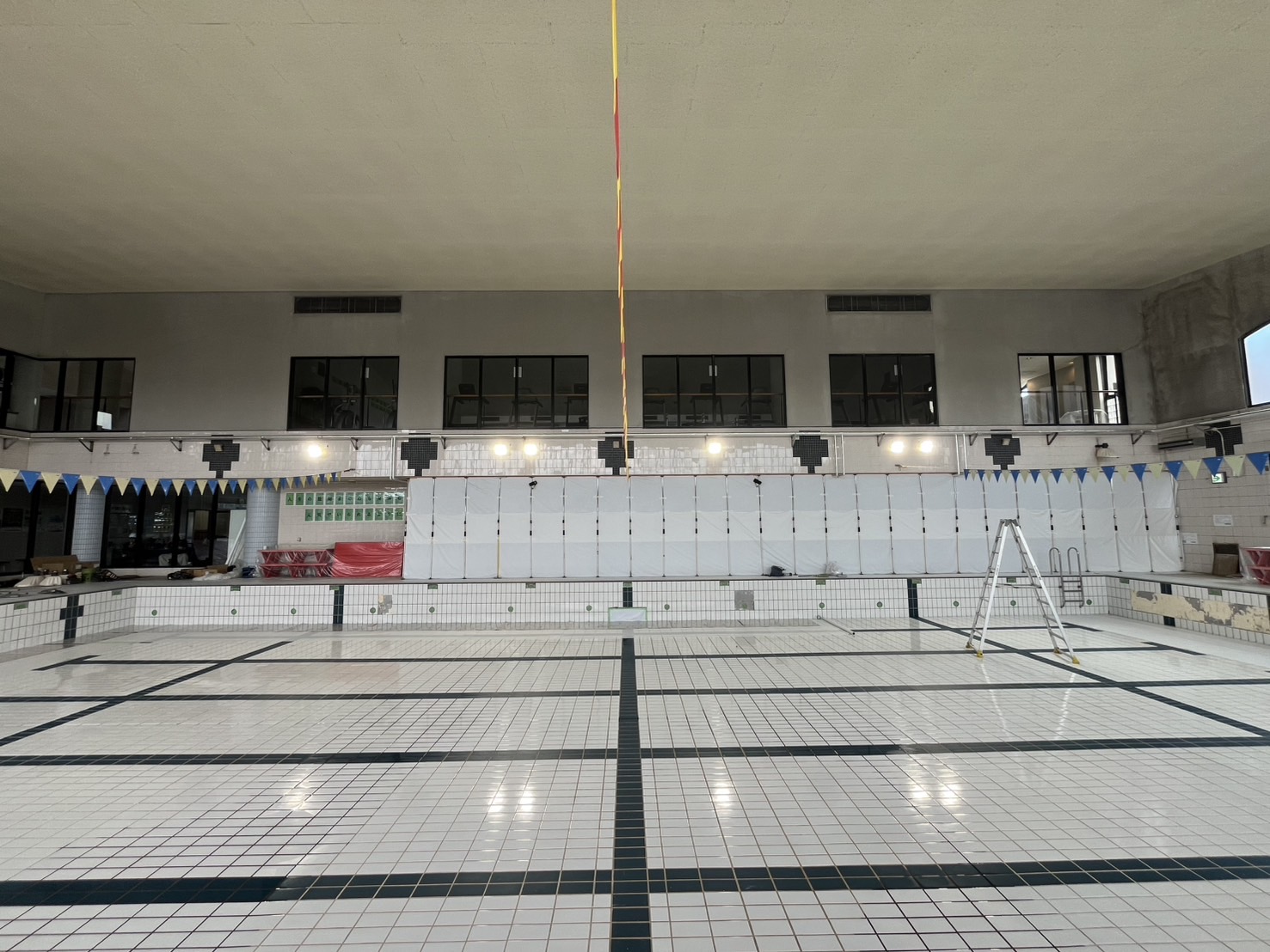 某スポーツクラブプール内ＬＥＤ照明器具更新工事施工写真